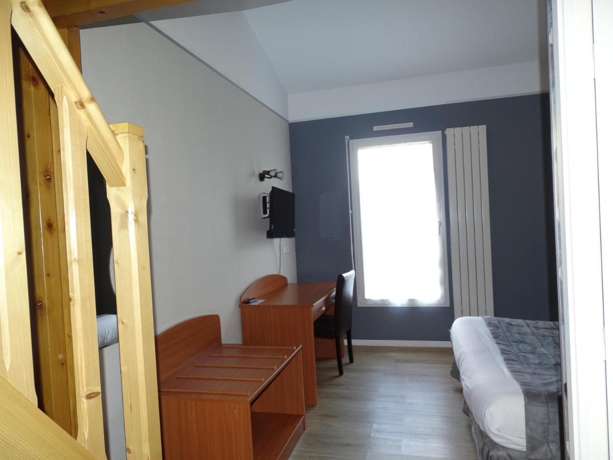 Logis Hotel Les 3 Marchands Брессюір Екстер'єр фото